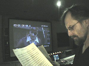 Jan A.P. Kaczmarek supervisando la partitura en las sesiones de grabación de 'Finding Neverland'