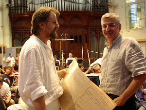 Jan A.P. Kaczmarek en la sesión de grabación de 'Finding Neverland' con el director de la orquesta, Nick Ingman