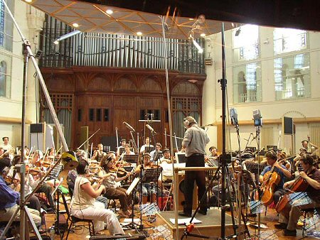 Nick Ingman dirigiendo a la Hollywood Studio Symphony, en las sesiones de grabación de 'Finding Neverland'