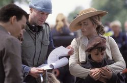 El director Marc Foster dando instrucciones a Johnny Depp y Kate Winslet