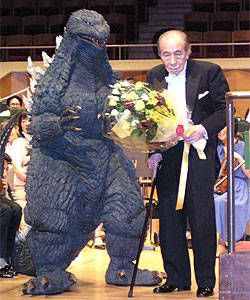 Godzilla con uno de sus paps, Akira Ifukube