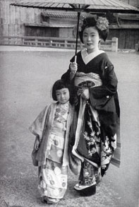 Mineko Iwasaki a la edad de 7 años, junto a una Geisha