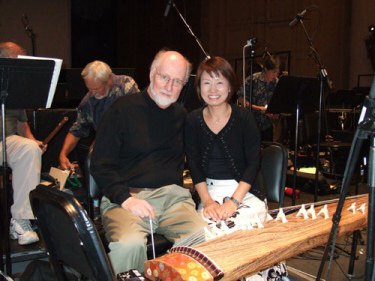 John Williams y Masayo Ishigure, intérprete de koto, junto a su instrumento