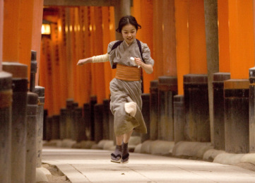 Chio corriendo por el Hanamachi de Gion Kobu