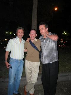Frizzell, con nuestro compañero JL Chellini y Sean Callery en pose cariñosa.
