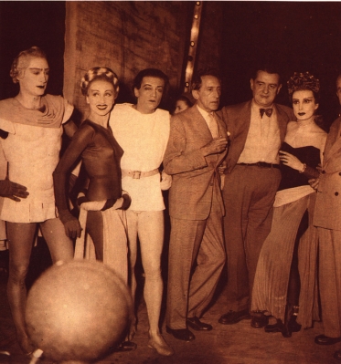Georges Auric, el tercero a la derecha, entre Jean Cocteau y Tamara Toumanova en el estreno de la obra Phèdre
