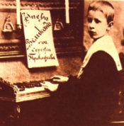 Prokofiev, a sus 9 años, sentado al piano con la partitura de su ópera Gigante