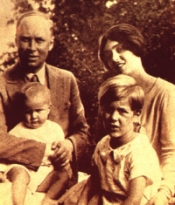 El compositor, con su esposa Lina y sus dos hijos, en Francia en 1929
