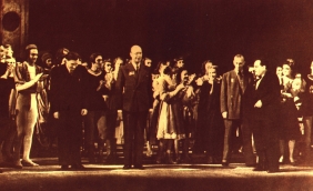 Prokofiev, en el centro, en la presentación de Romeo y Julieta en Moscú, en 1946
