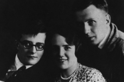 Shostakovich, a la izquierda, con su esposa, Nina, y su íntimo amigo el musicólogo Ivan Ivanovich Sollertinski