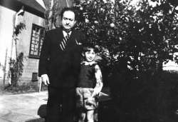 El compositor con su hijo pequeño, Georg, en California, a mediados de los años 30